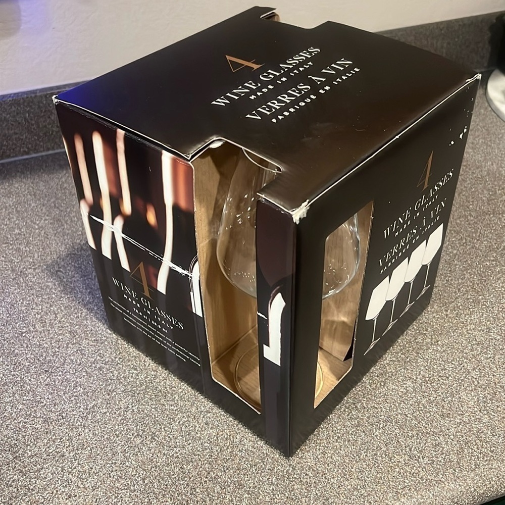 NWT - Italian wine glasses - set of 4
